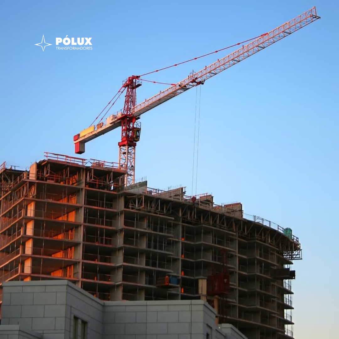 Autotransformador trifásico com comutação manual ou automática