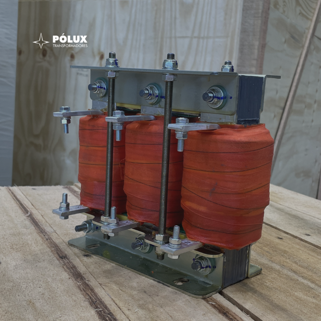 Transformadores com eficiência superior para redes de servidores e switches